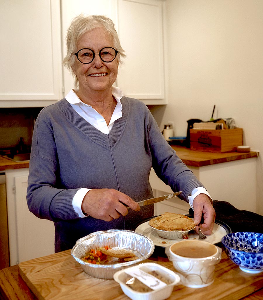 Une dame prépare ses denrées des popotes