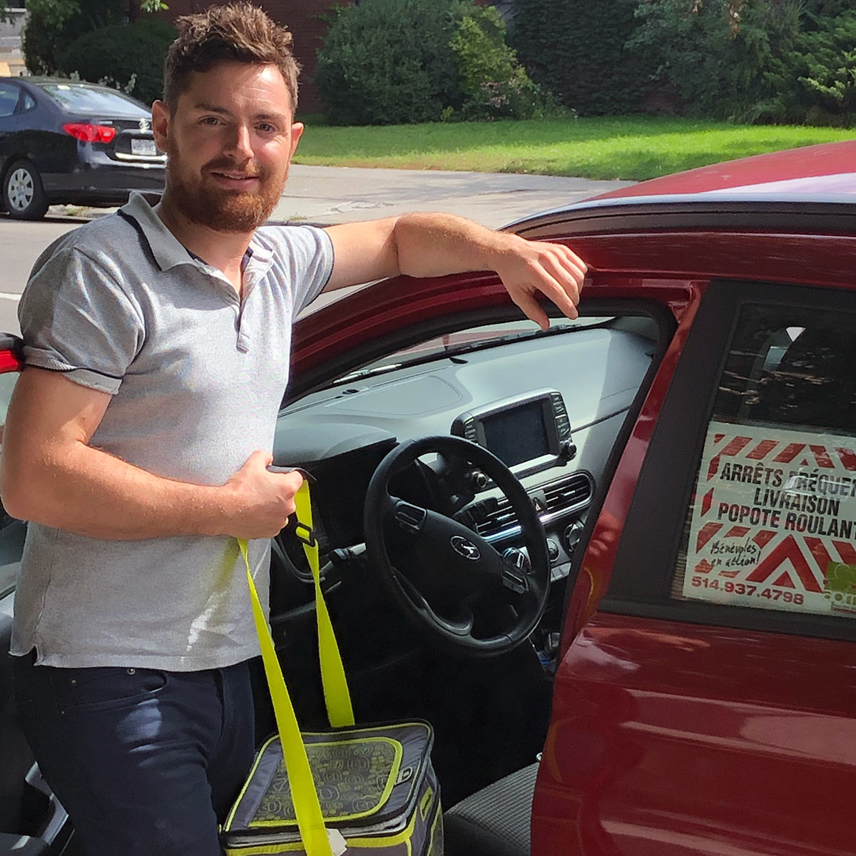 Un livreur se prépare à partir sur la route